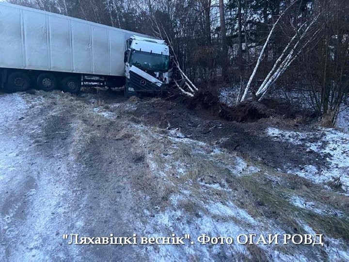 В Ляховичском районе фура съехала в кювет